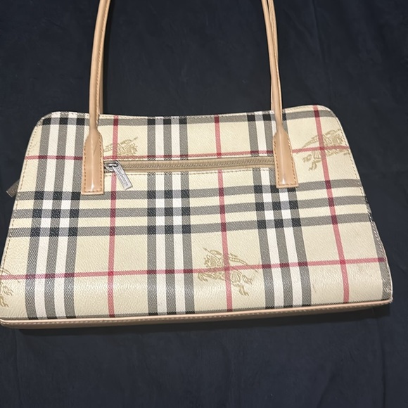 Burberry vintage modern feel. - Picture 3 of 4